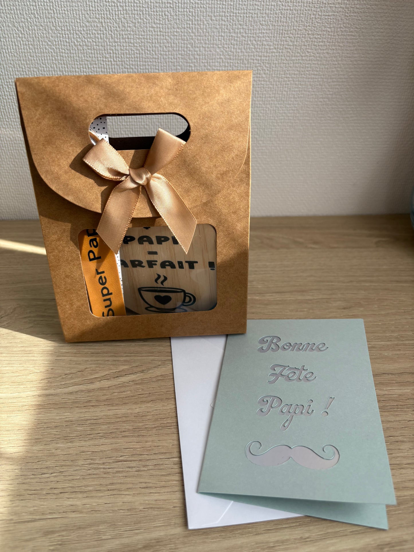 Carte Bonne fête Papi avec enveloppe et coffret cadeau personnalisable prêt à offrir