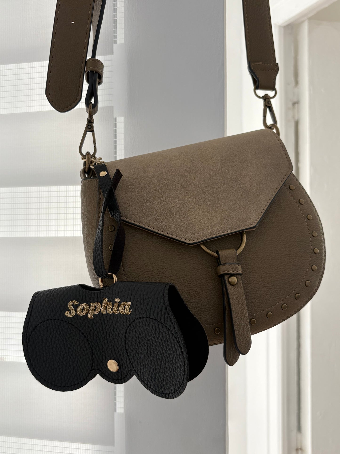 Étui à lunettes en cuir personnalisable accroché à un sac, compact et pratique pour un usage nomade