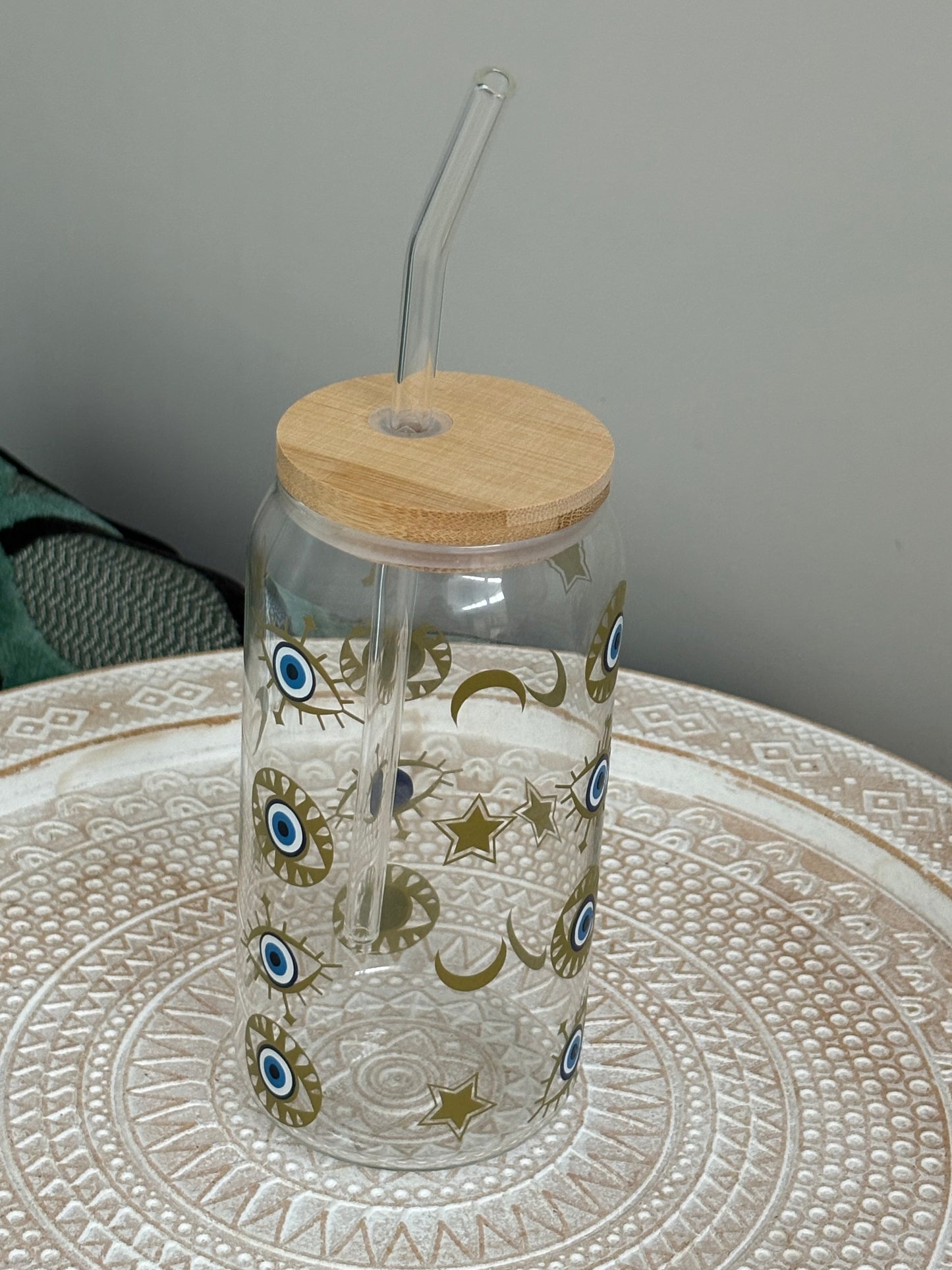 Gobelet en verre personnalisé sur une table, usage quotidien