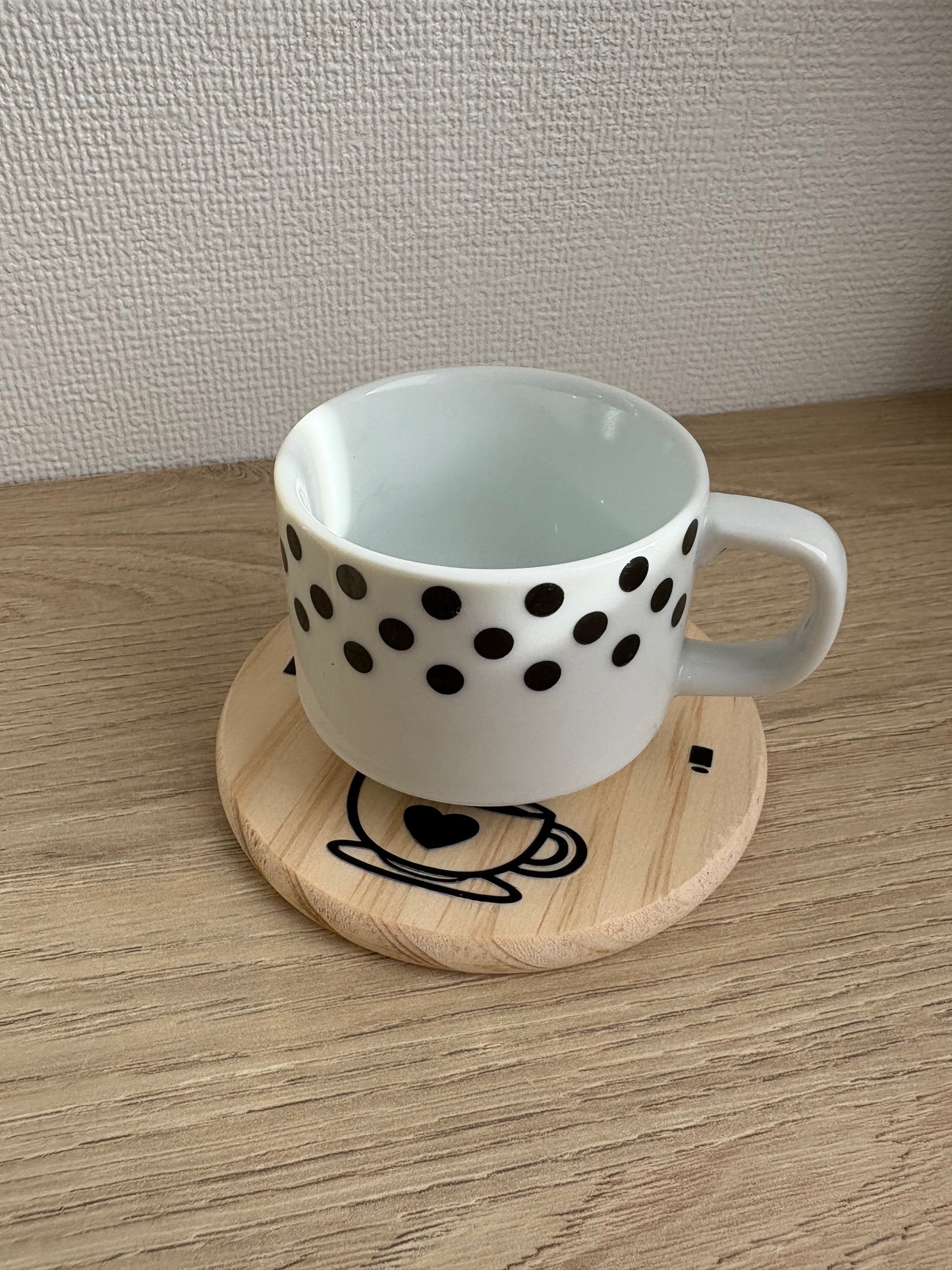 Idée cadeau Papi en situation avec tasse de café sur dessous de verre