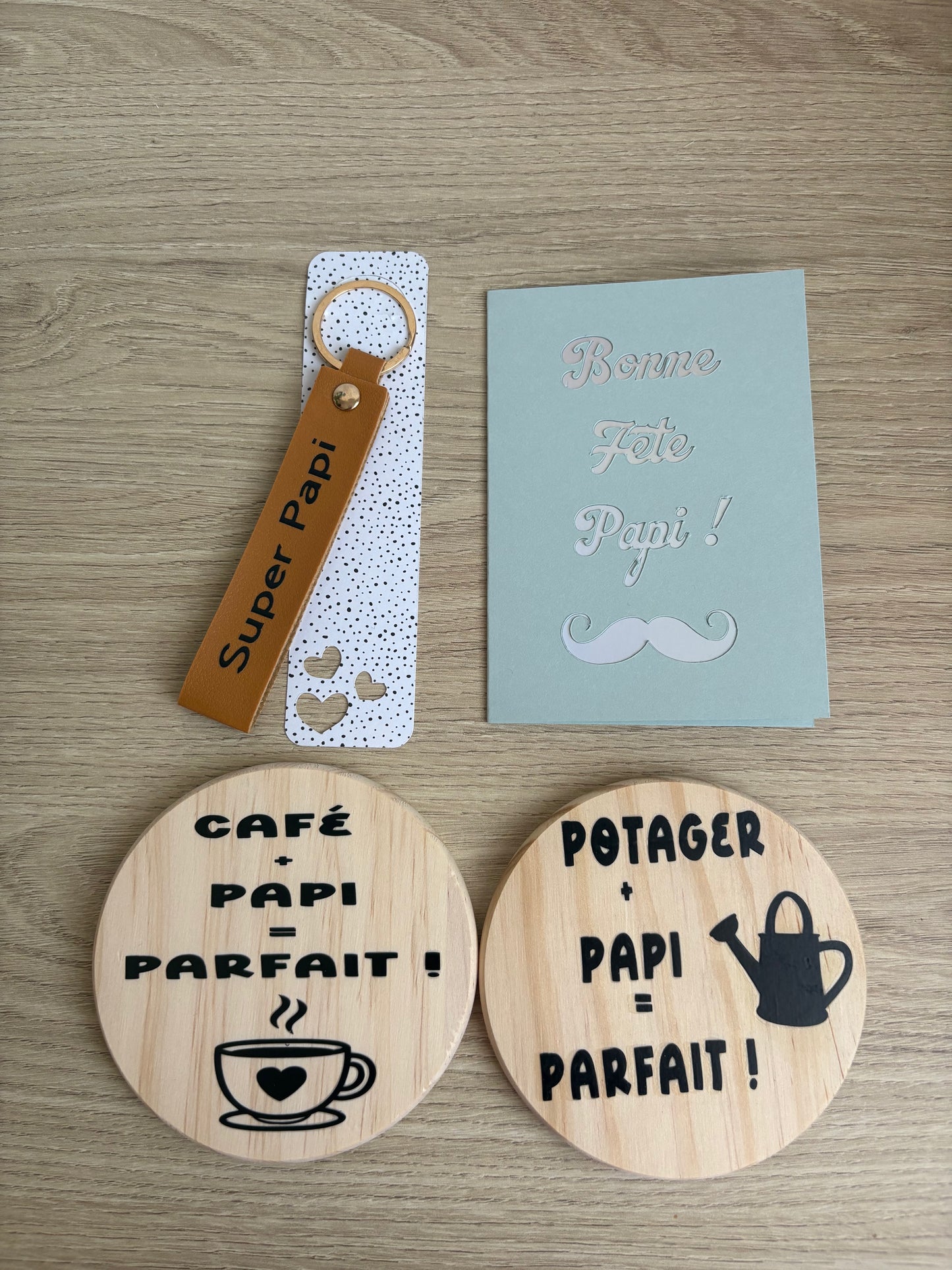 Pack cadeau Fête des Grands-Pères comprenant dessous de verres personnalisés, porte-clés en cuir et carte Bonne fête Papi