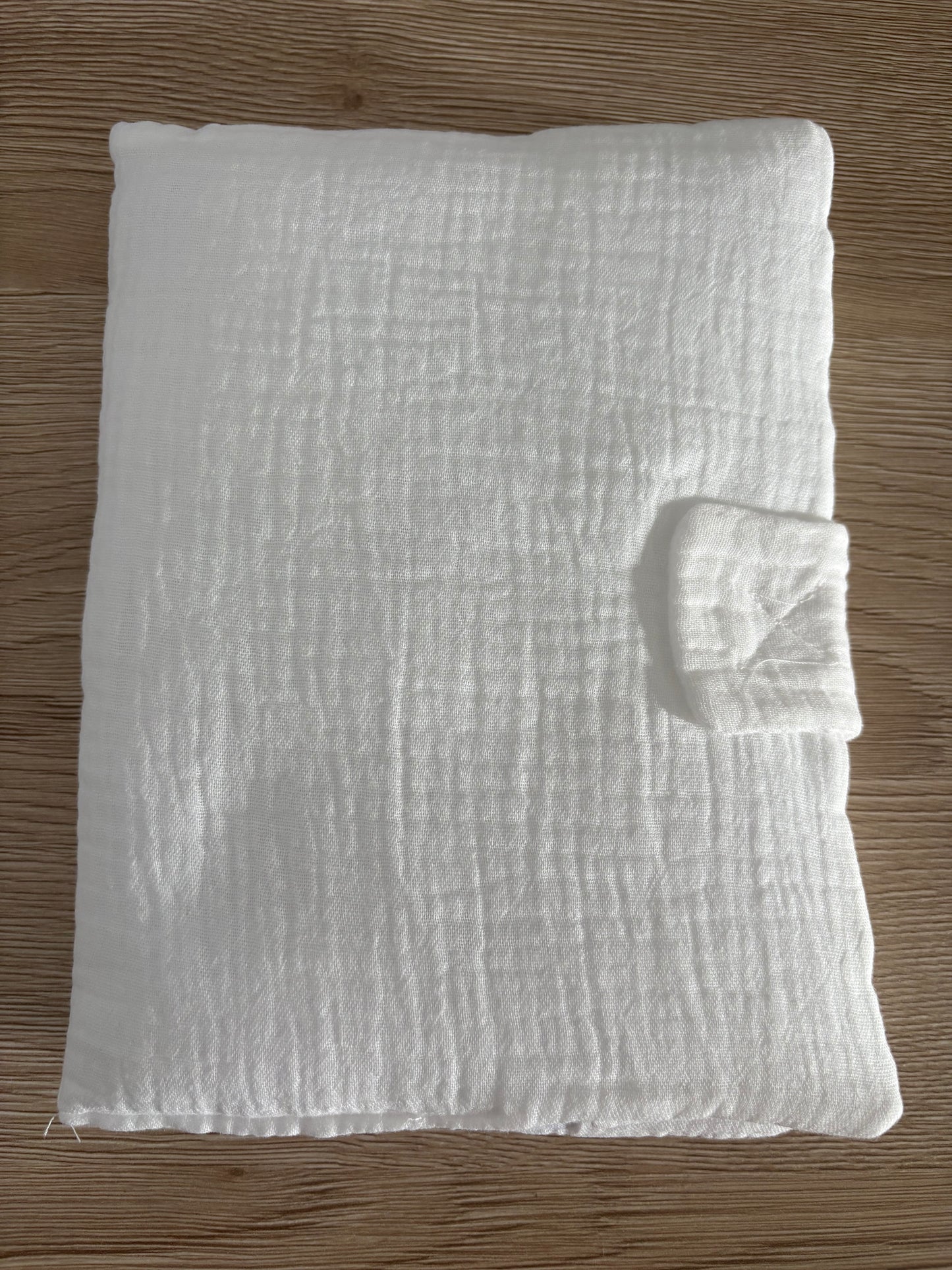 Protège carnet de santé blanc pour bébé en gaze de coton, personnalisé avec prénom.