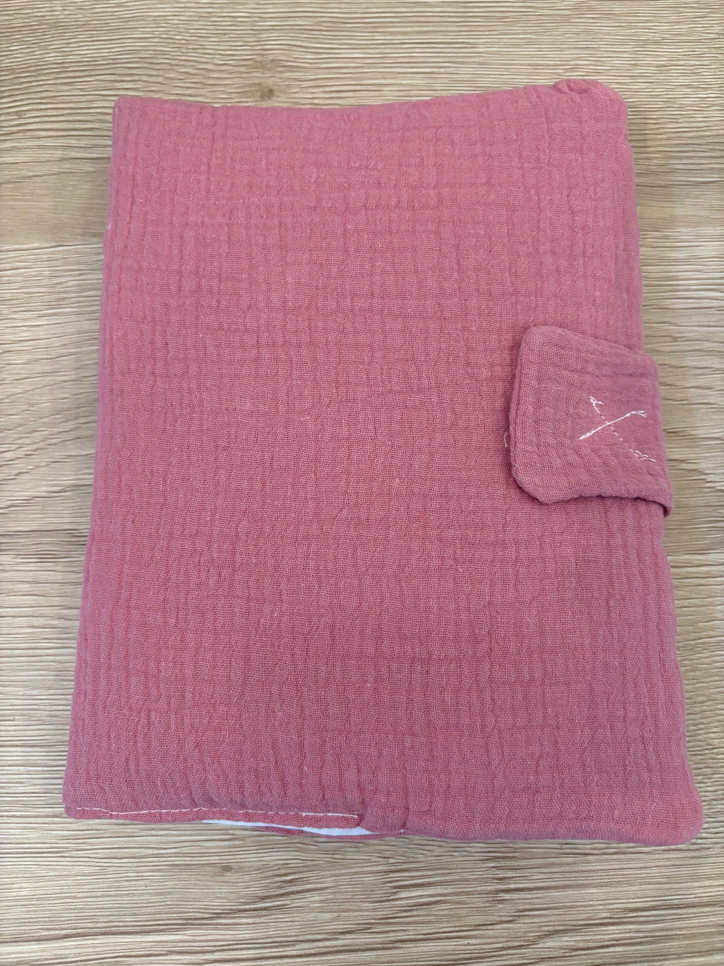 Protège carnet de santé framboise pour bébé en gaze de coton, personnalisé avec prénom.