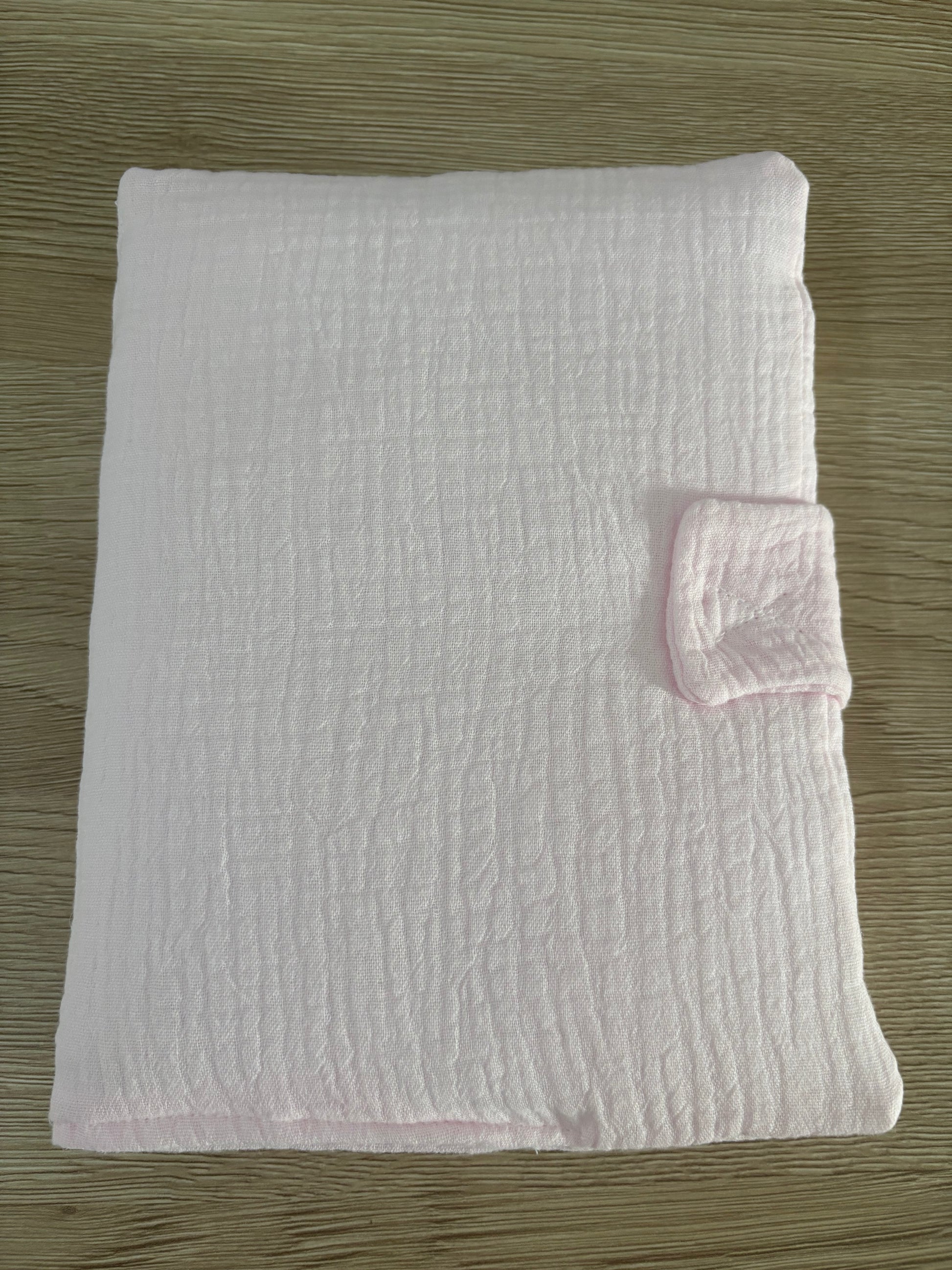Protège carnet de santé rose pour bébé en gaze de coton, personnalisé avec prénom.