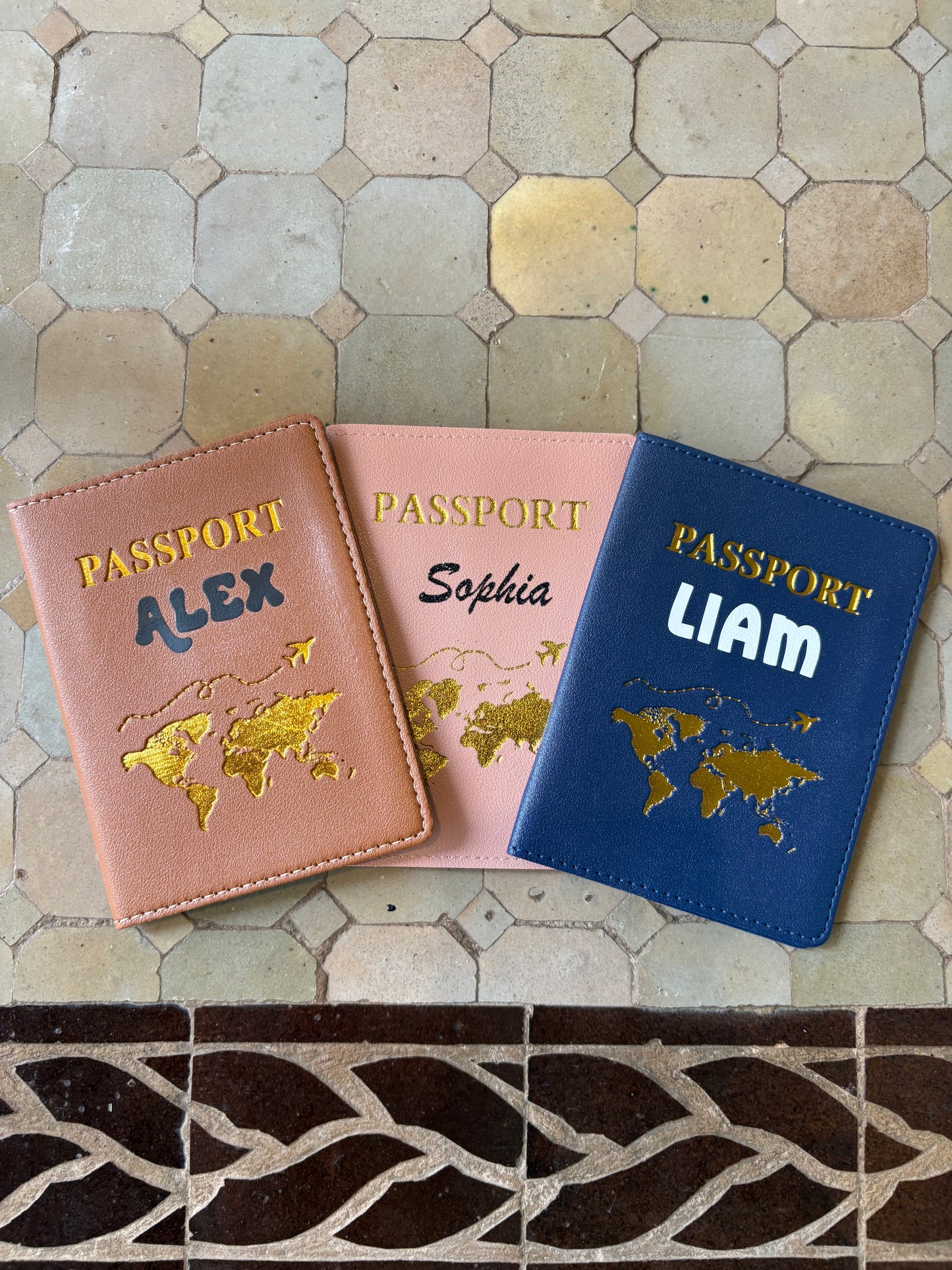 Protège passeport personnalisé avec prénom + étiquette bagage – idée cadeau voyage