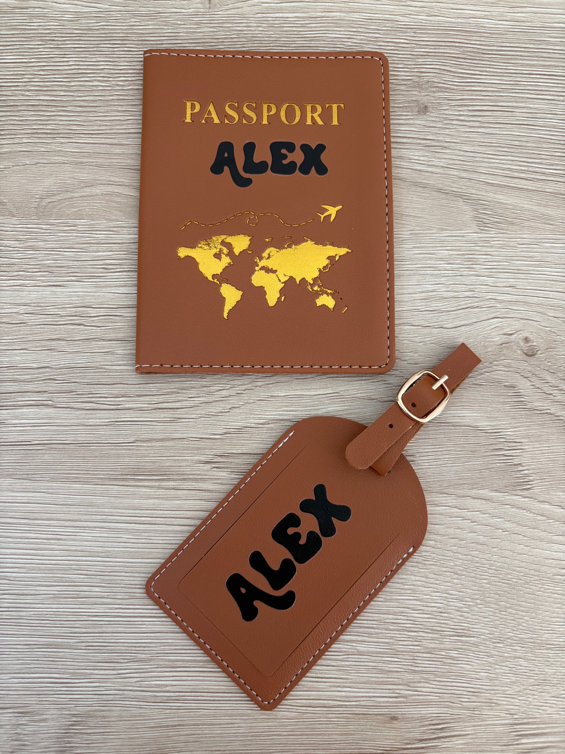 Protège passeport personnalisé avec prénom et étiquette bagage assortie marron avec carte du monde dorée