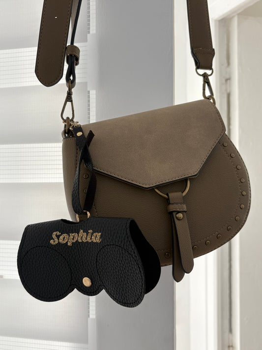 Étui à lunettes en cuir personnalisable accroché à un sac, compact et pratique pour un usage nomade
