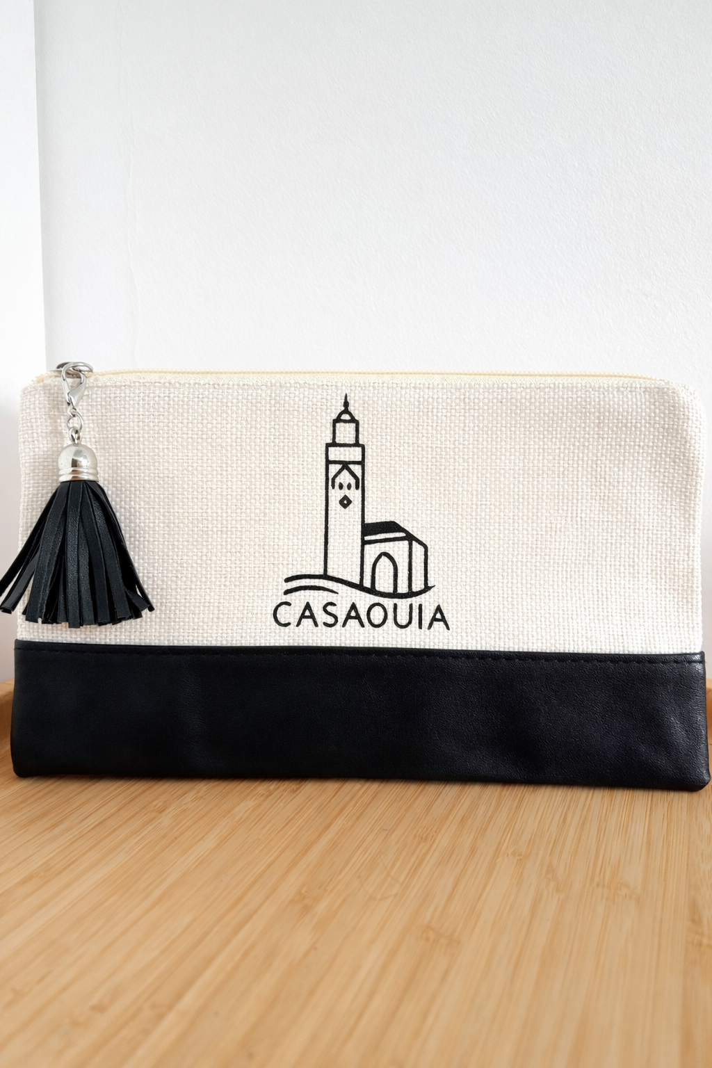 Pochette Casaouia personnalisée avec prénom, motif Mosquée Hassan II, modèle noire.