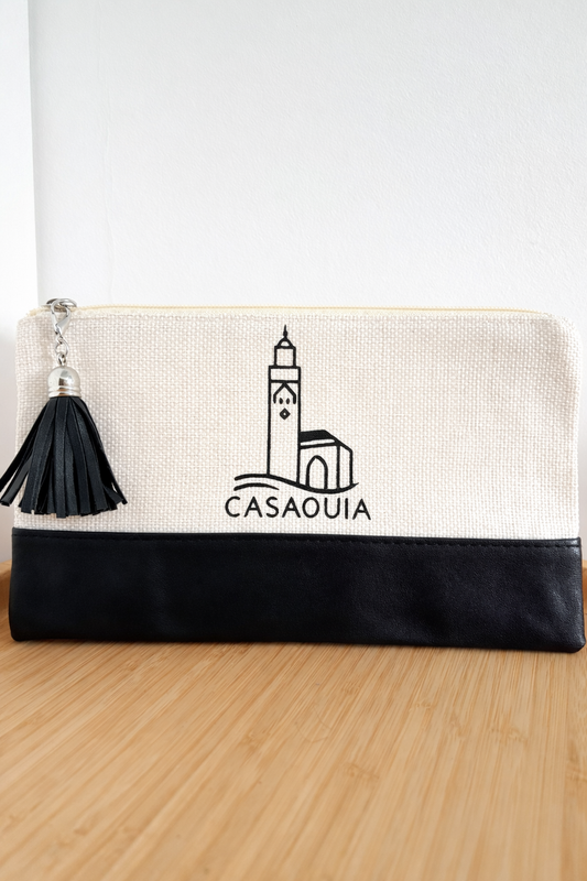 Pochette Casaouia personnalisée avec prénom, motif Mosquée Hassan II, modèle noire.