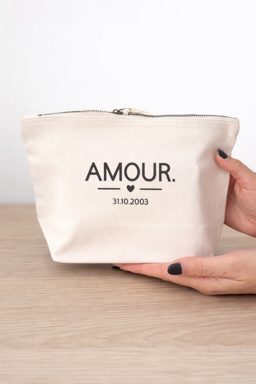 Pochette personnalisée amour avec date tenue à la main pour montrer la taille réelle