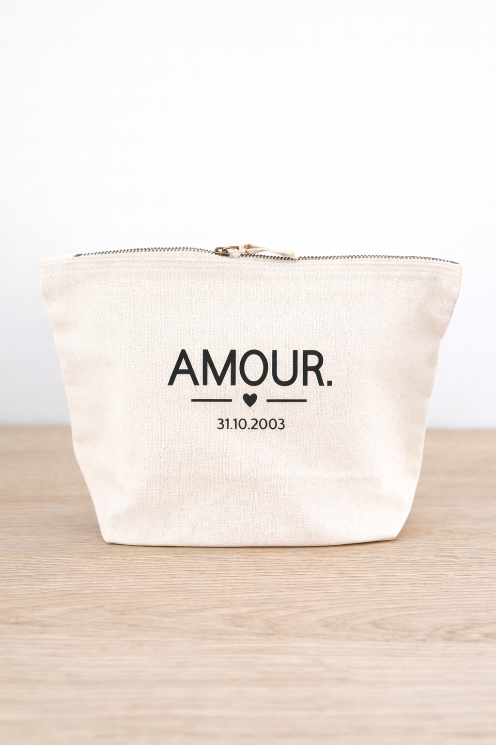 Pochette personnalisée amour avec date, vue globale sur toile écrue avec fermeture zippée