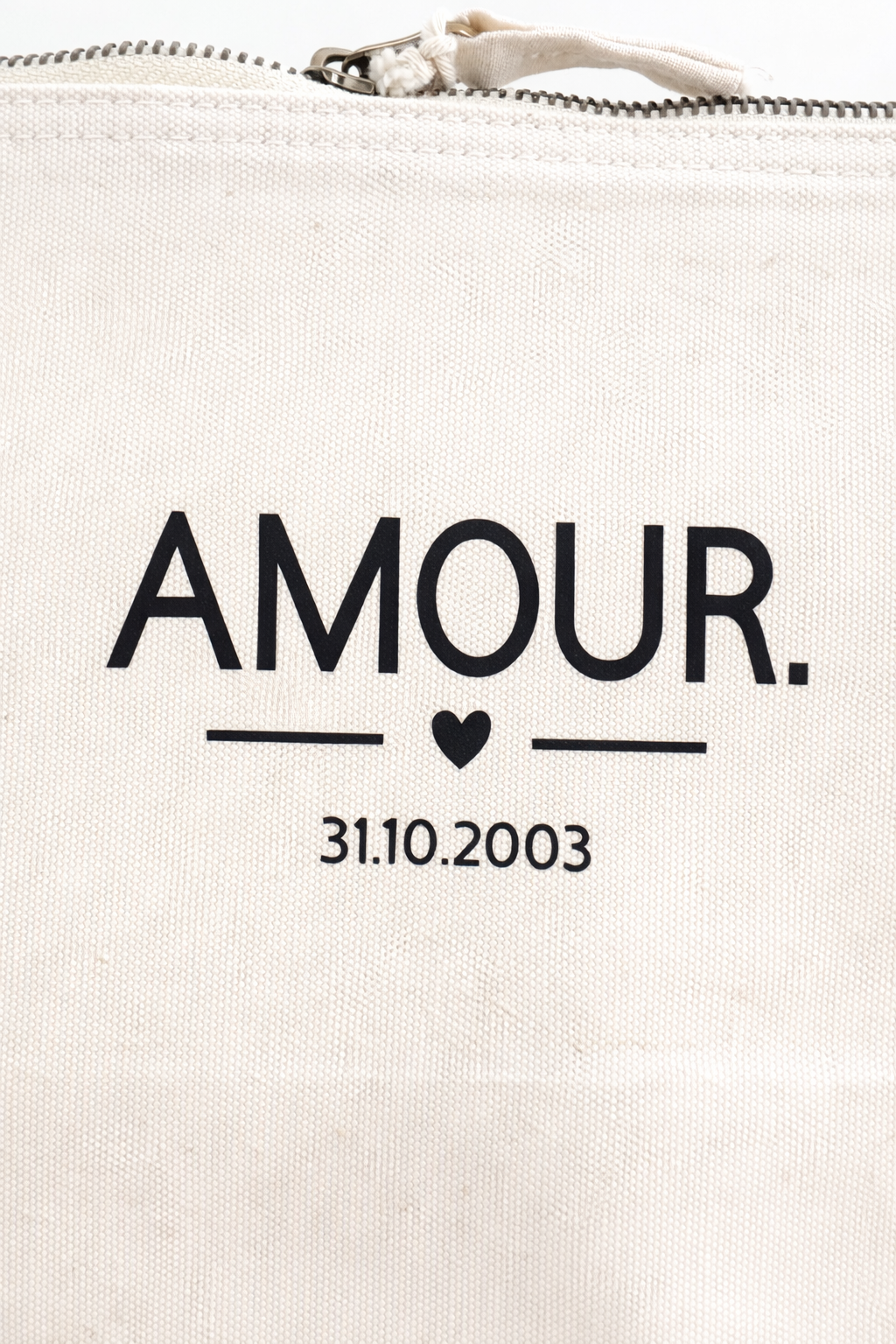 Détail du flocage amour avec cœur et date sur pochette personnalisée en toile