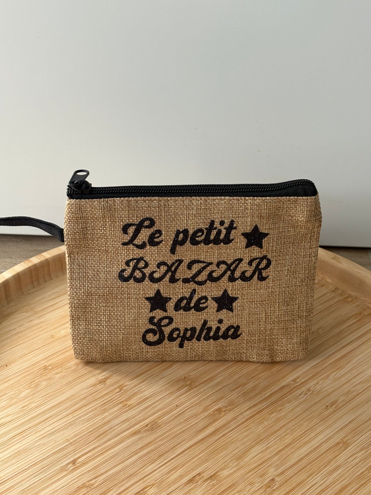 "Pochette personnalisée en tissu beige avec fermeture zip, format 13x17 cm, décorée du texte 'Le petit bazar de Sophia'"