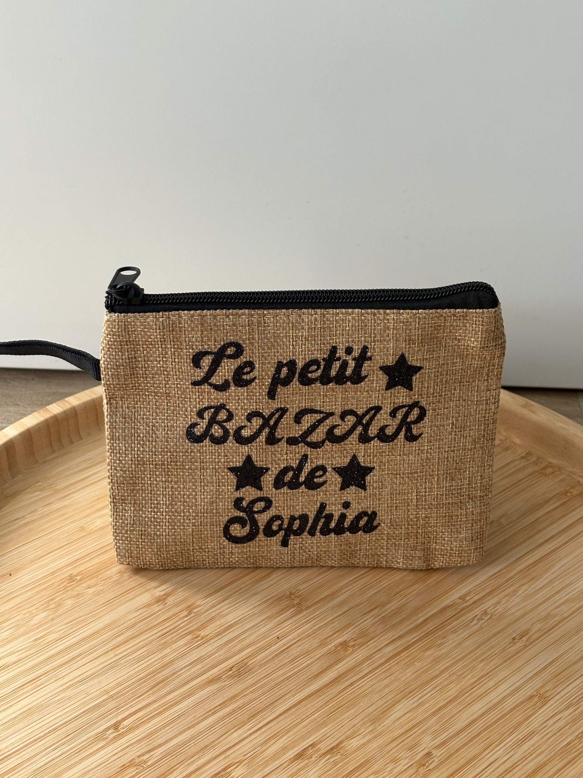 "Pochette personnalisée en tissu beige avec fermeture zip, format 13x17 cm, décorée du texte 'Le petit bazar de Sophia'"