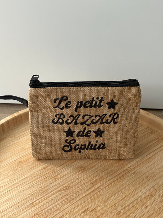 "Pochette personnalisée en tissu beige avec fermeture zip, format 13x17 cm, décorée du texte 'Le petit bazar de Sophia'"