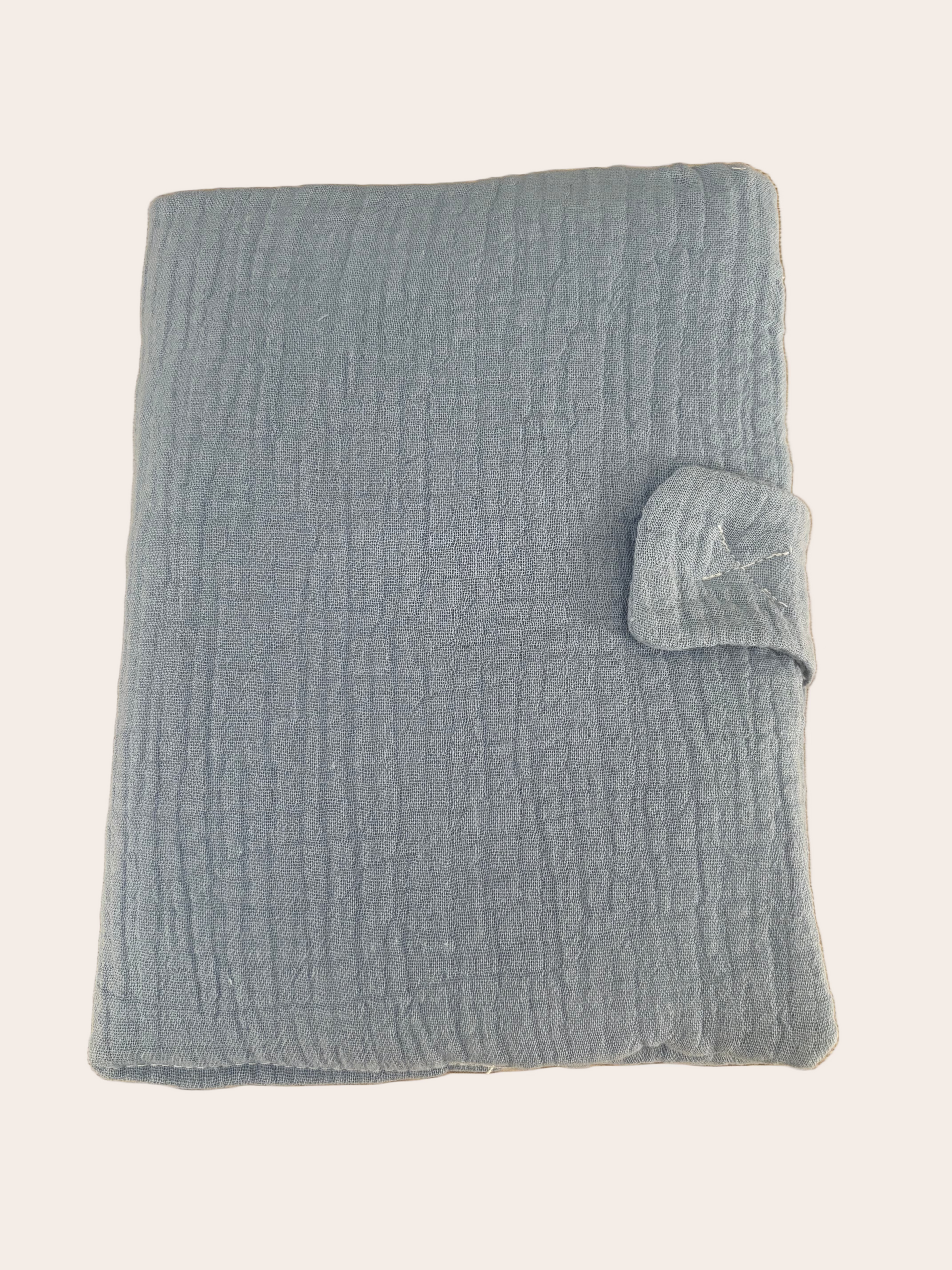 Protège carnet de santé bleu pour bébé en gaze de coton, personnalisé avec prénom.