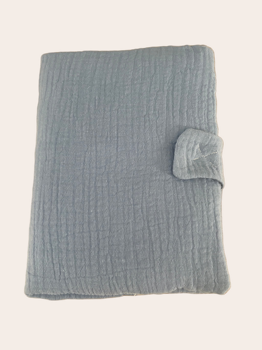 Protège carnet de santé bleu pour bébé en gaze de coton, personnalisé avec prénom.