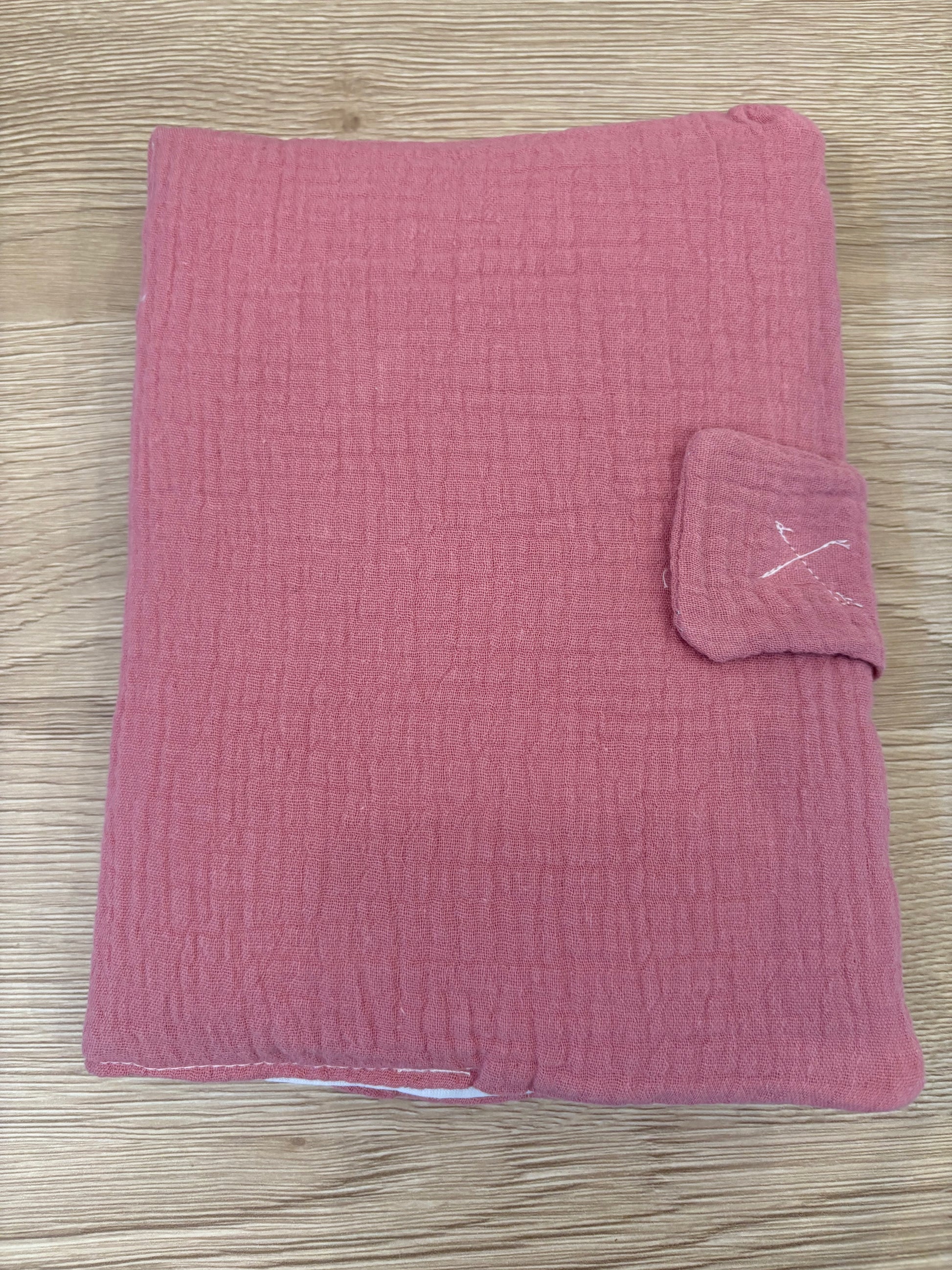Protège carnet de santé framboise pour bébé en gaze de coton, personnalisé avec prénom.