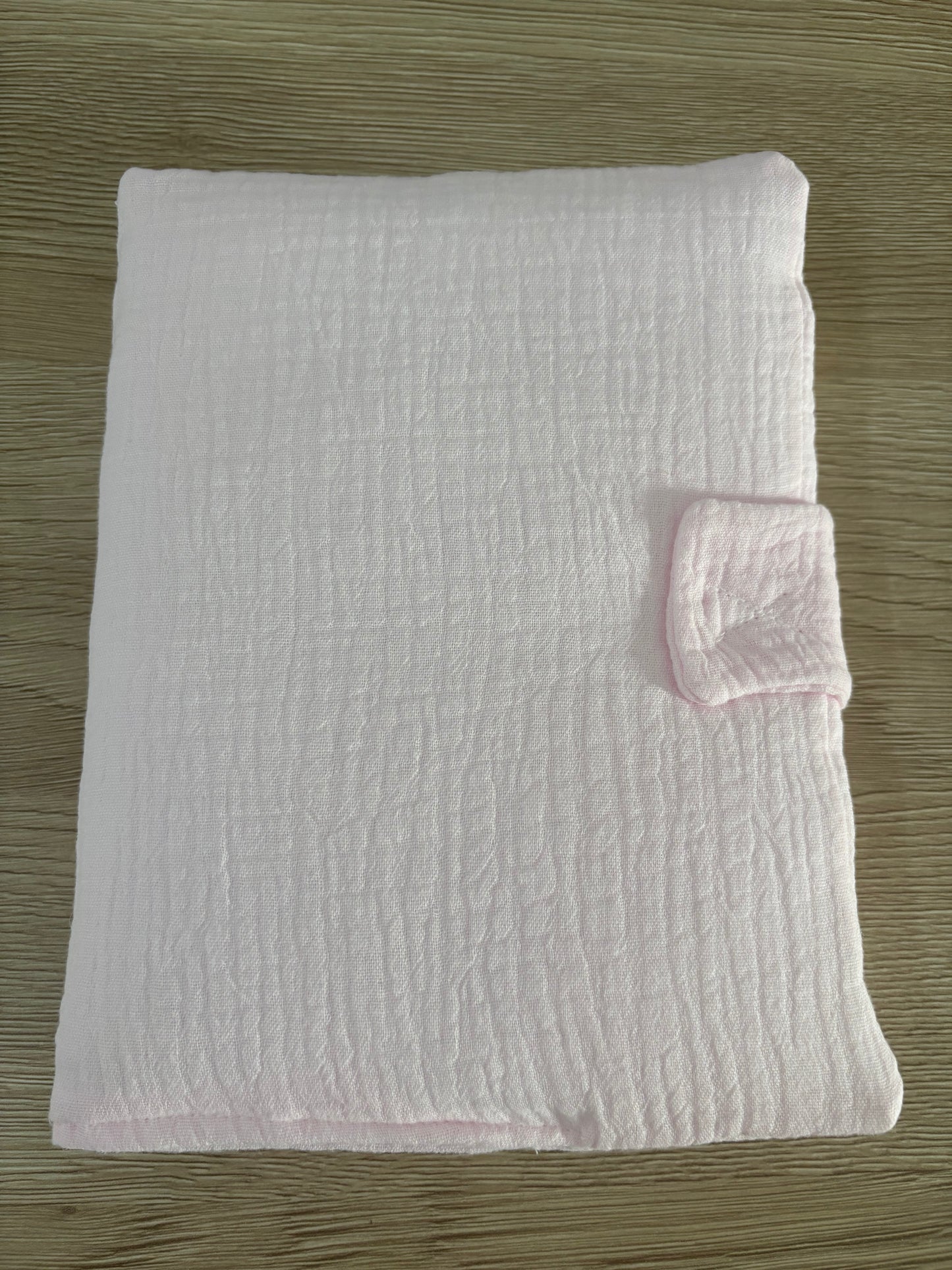 Protège carnet de santé rose pour bébé en gaze de coton, personnalisé avec prénom.