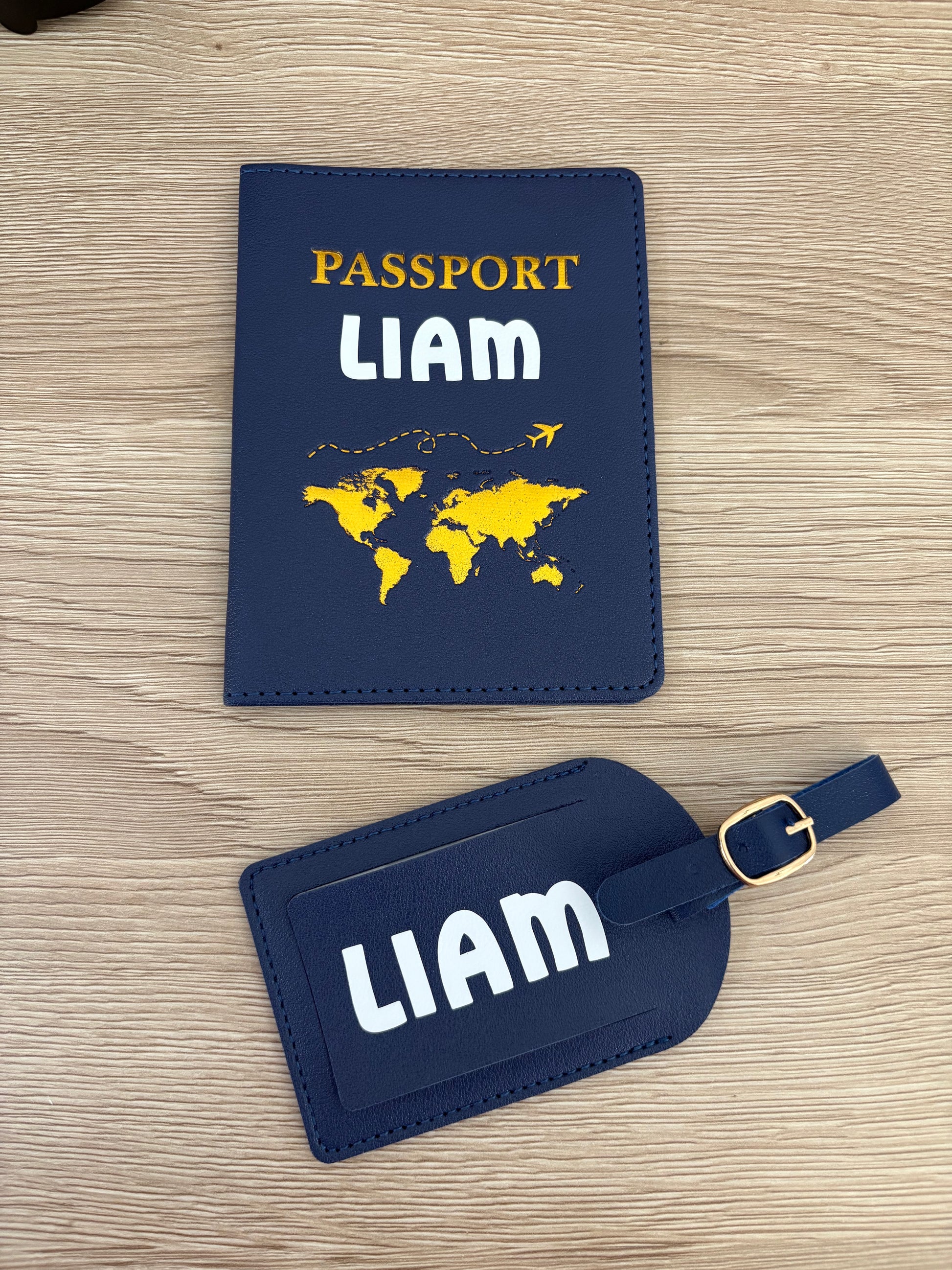 Protège passeport personnalisé avec prénom et étiquette bagage assortie bleu avec carte du monde dorée